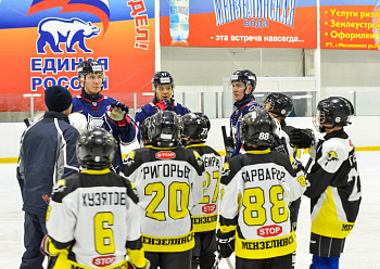 «Neftekhimik» players held a master class for young hockey players in Menzelinsk 