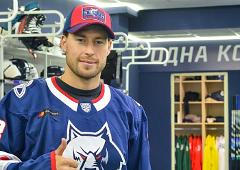 Neftekhimik have signed defenseman Lukas Klok